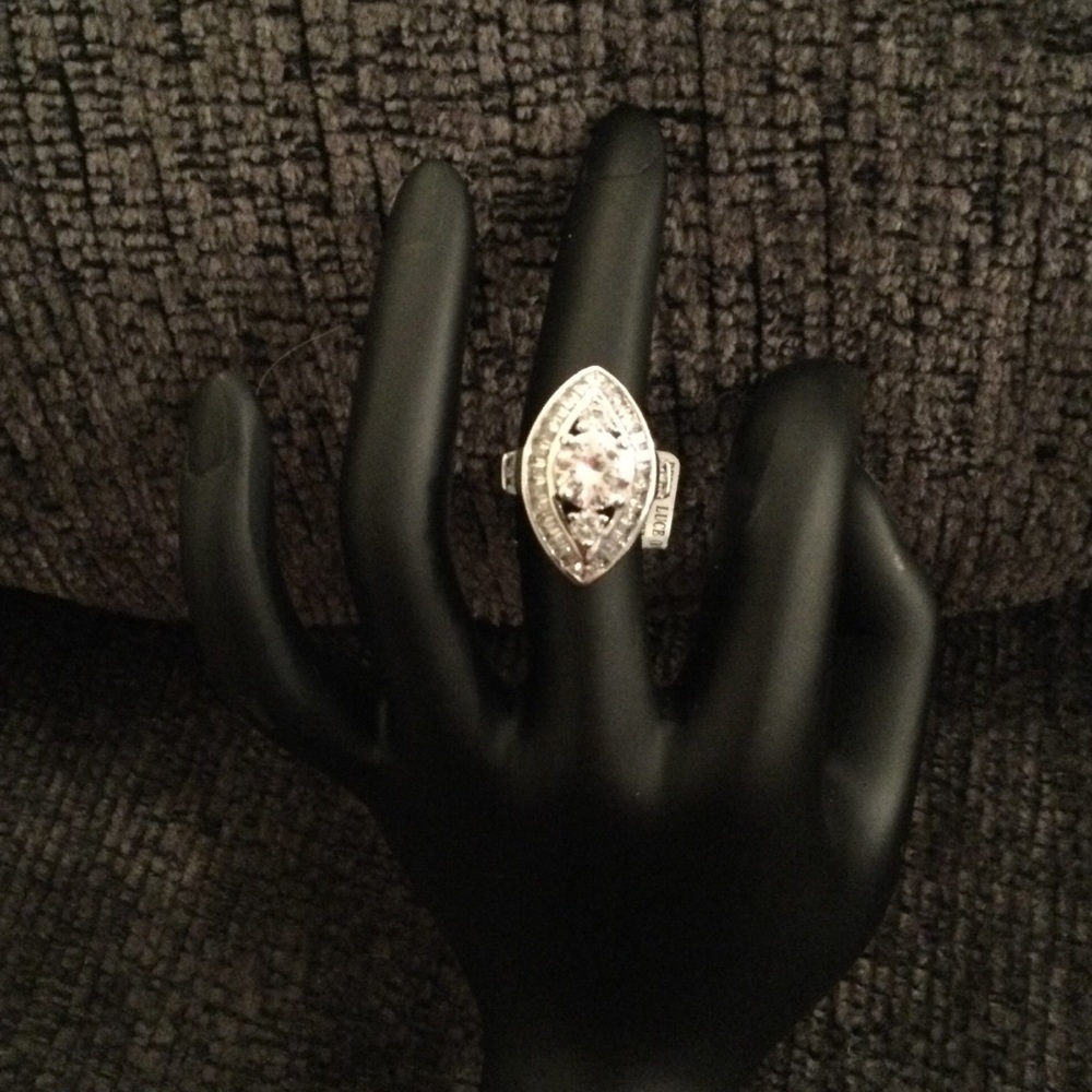 🔥🔥Eye Catching Diamond Simulant Ring 🔥🔥 - Picture 2 of 2